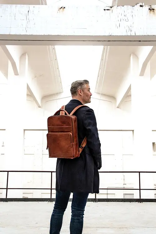 Kožený tmavě hnědý batoh SPIKES & SPARROW