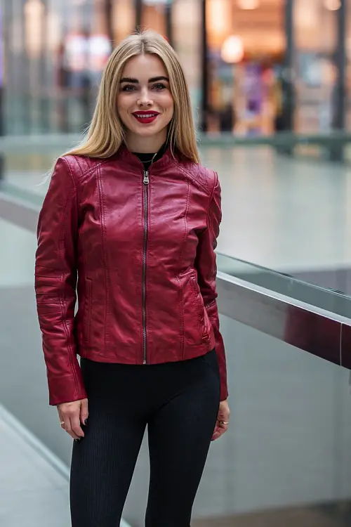 Dámská kožená bunda červené barvy