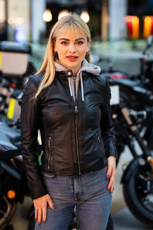 Cerna kozena bunda s odnimatelnou kapuci