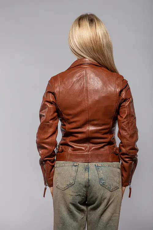 GGSveja-LAMAS-W-red 1.jpg