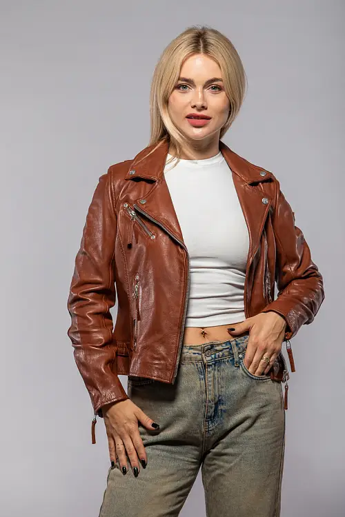 GGSveja-LAMAS-W-red 1.jpg