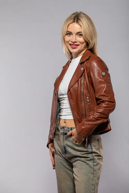 GGSveja-LAMAS-W-red 1.jpg