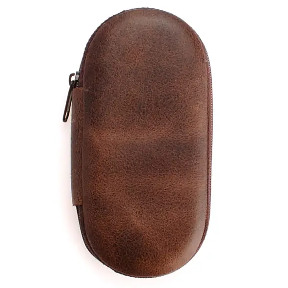 Manikúrní sada z hnědé kůže se uzavírá na zip.