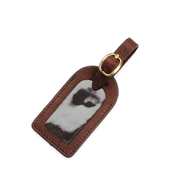 Tmavě hnědá kožená jmenovka na zavazadlo