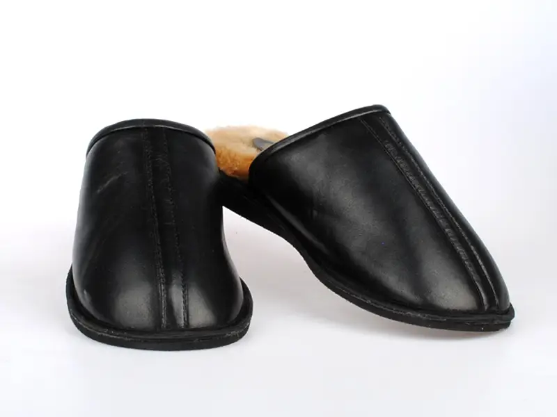 Kožené hnědé domácí pantofle s beránkem