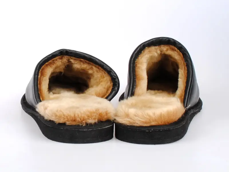 Kožené hnědé domácí pantofle s beránkem