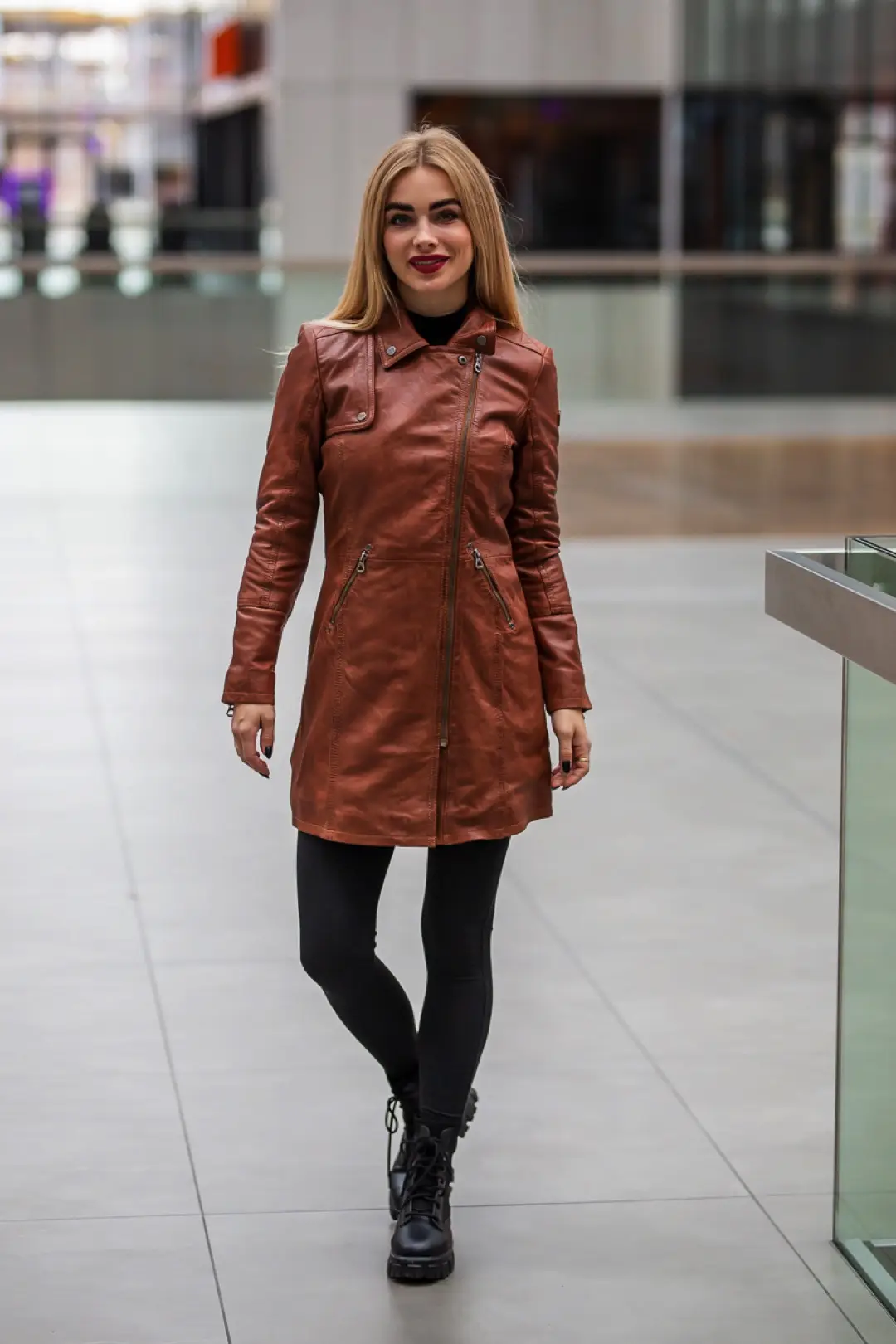 Dámský černý kožený kabát