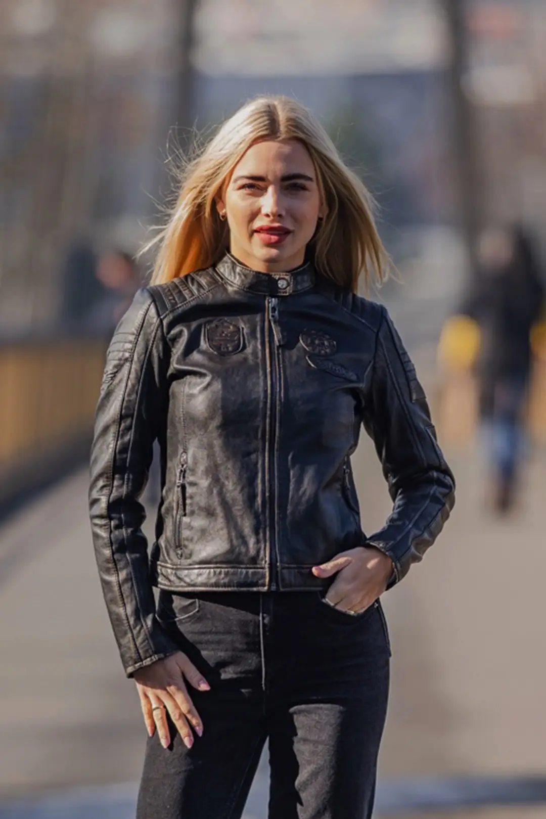 Černá dámská motorkářská bunda