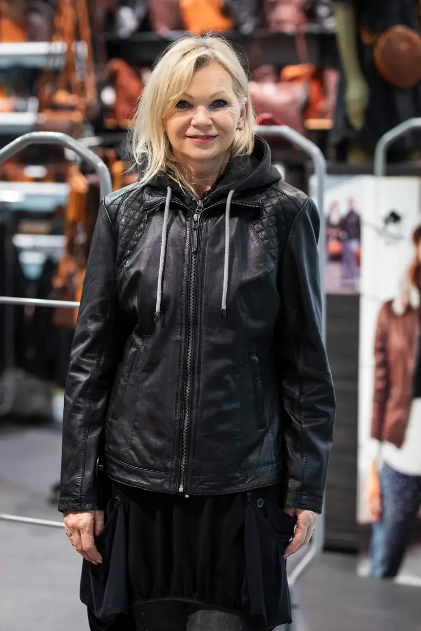 Dámská kožená černá bunda s kapucí